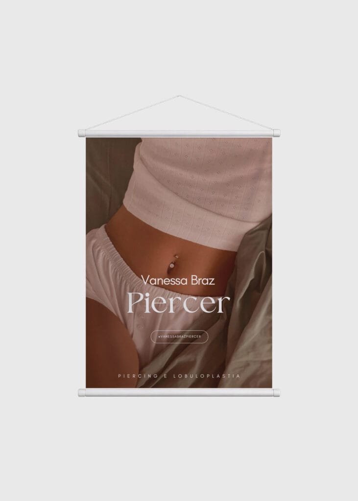 Banner de estúdio de piercing em tons de bege e marrom, com foto de piercing no umbigo, bastões e cordão para pendurar