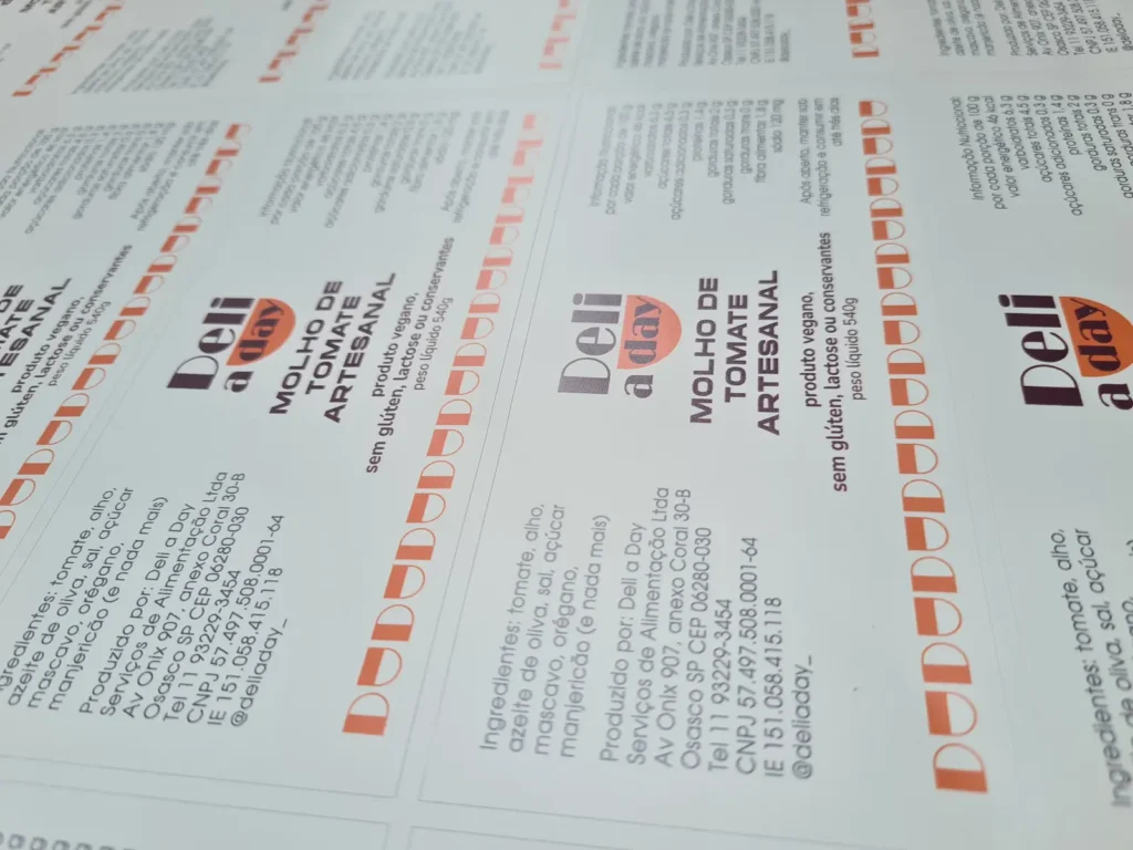 Adesivo personalizado em vinil fosco.