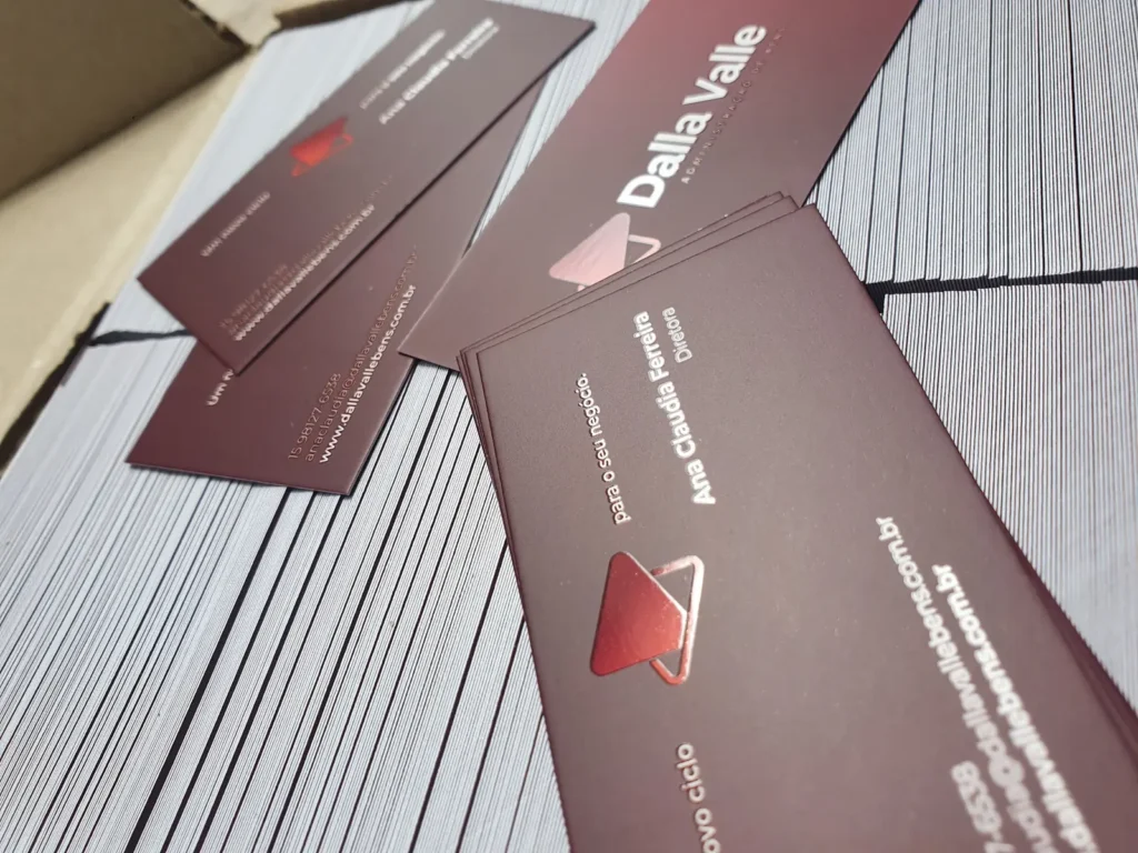 Cartão de visita para advocacia com acabamento fosco e verniz localizado.