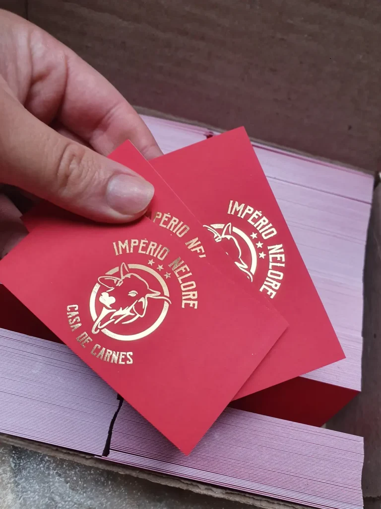 Cartão de visita com hot stamping.