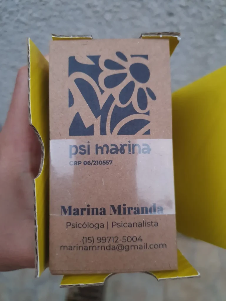 Cartão de visita personalizado em papel kraft.