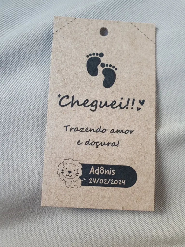 Tag personalizada em papel kraft.