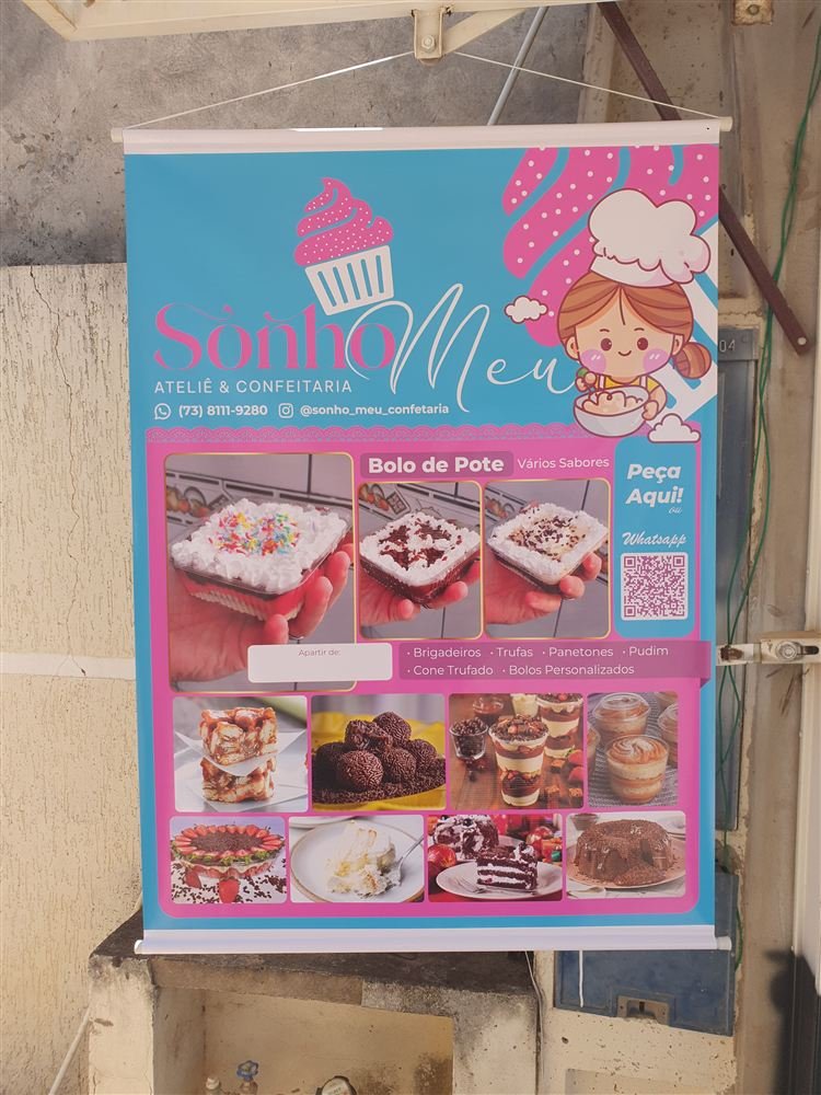 Banner de confeitaria com fotos dos produtos e QR Code