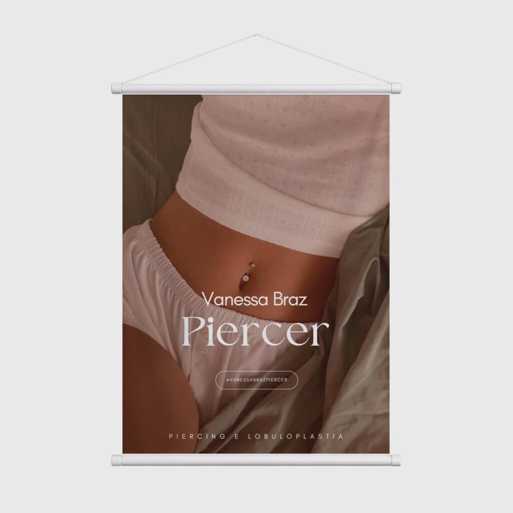 Banner de estúdio de piercing em tons de bege, com foto de piercing no umbigo, com bastões e cordão para pendurar
