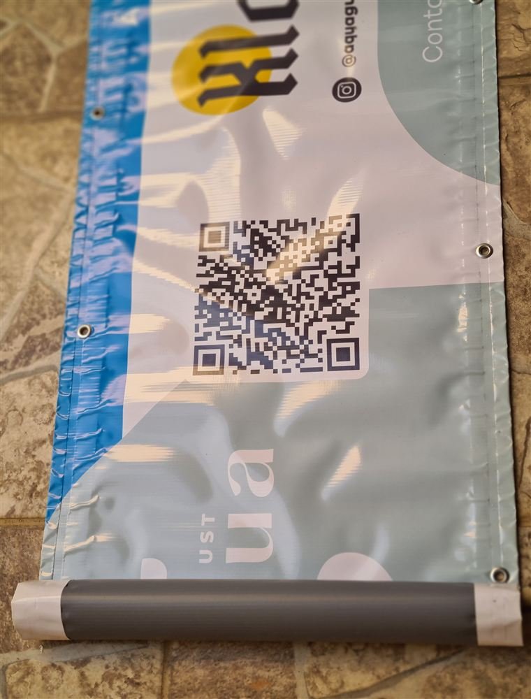 Lona brilho personalizada com ilhós e QR Code